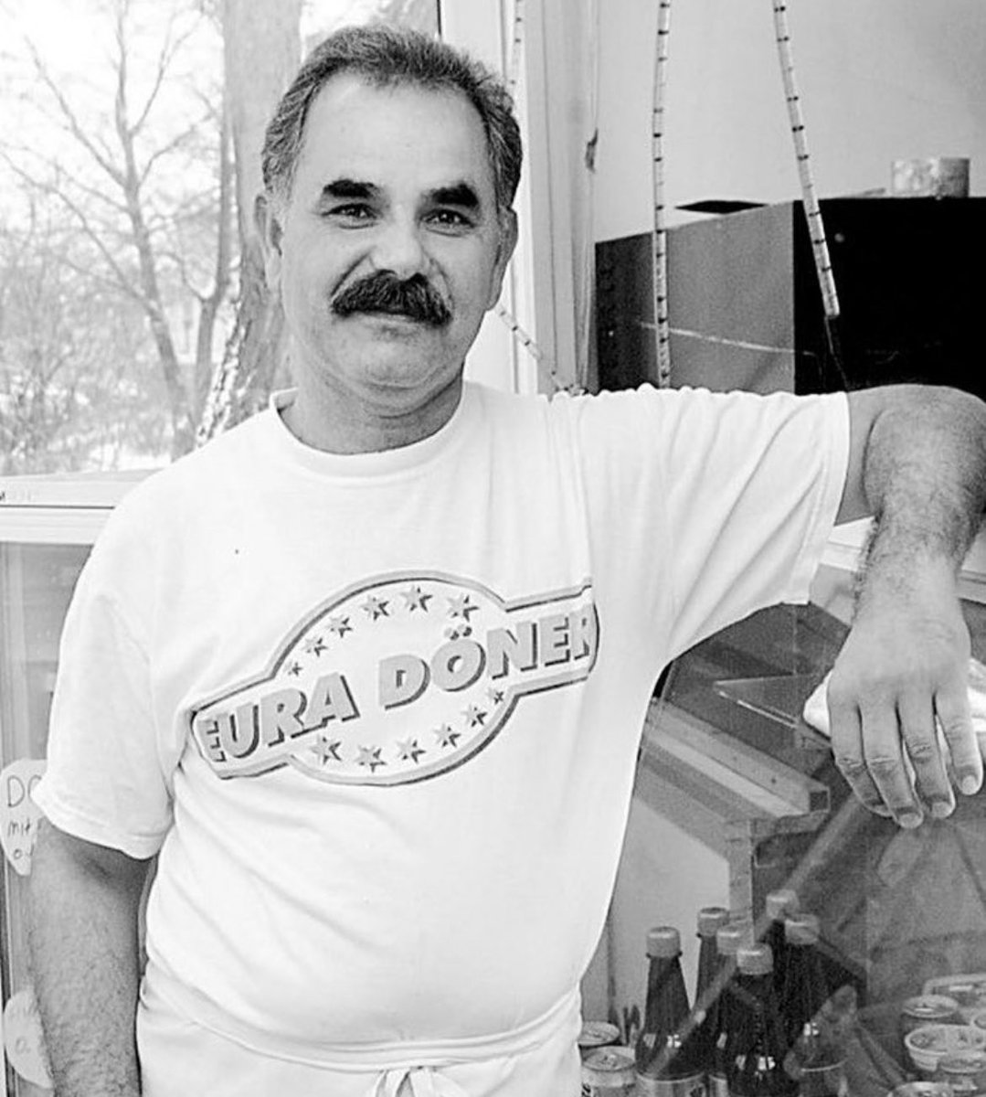 KatharinaKoenig's tweet photo. Im Gedenken an İsmail Yaşar, der heute vor 19 Jahren, am 09.06.2005, in seinem Imbissstand in Nürnberg vom #NSU ermordet wurde.
Er wurde 50 Jahre alt und hatte eine Tochter und einen Sohn. #keinVergessen #keinSchlussstrich https://t.co/5uEp3ggHfj