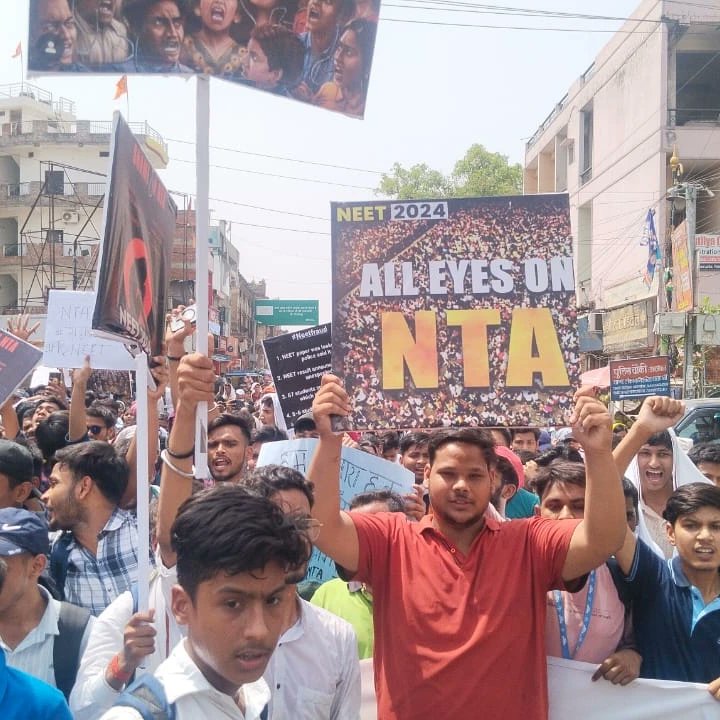 nsui's tweet photo. NEET परीक्षा में हुई धांधली को लेकर NSUI पूर्वी उत्तर प्रदेश द्वारा वाराणसी और प्रयागराज में प्रदर्शन कर रहे छात्रों के धरने का समर्थन किया। इस दौरान प्रशासन द्वारा NSUI पदाधिकारियों को प्रदर्शन करने से रोकने की कोशिश की गई। हम तब तक चुप नहीं बैठेंगे ज़ब तक नीट अभ्यर्थियों को न्याय नहीं मिल जाता है।
#RENEET