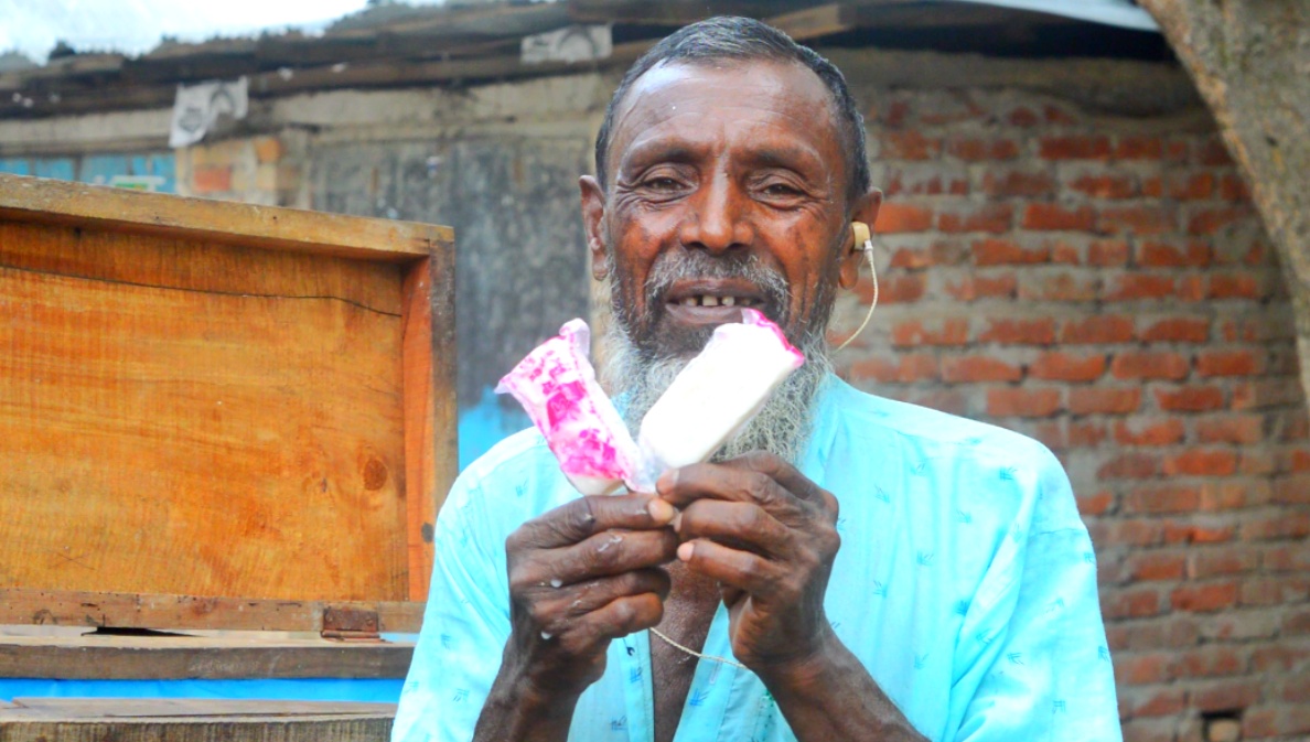 নওগাঁর আত্রাইয়ে আইসক্রিম বিক্রি করেই চলে নিপেন চন্দ্র সাহার সংসার