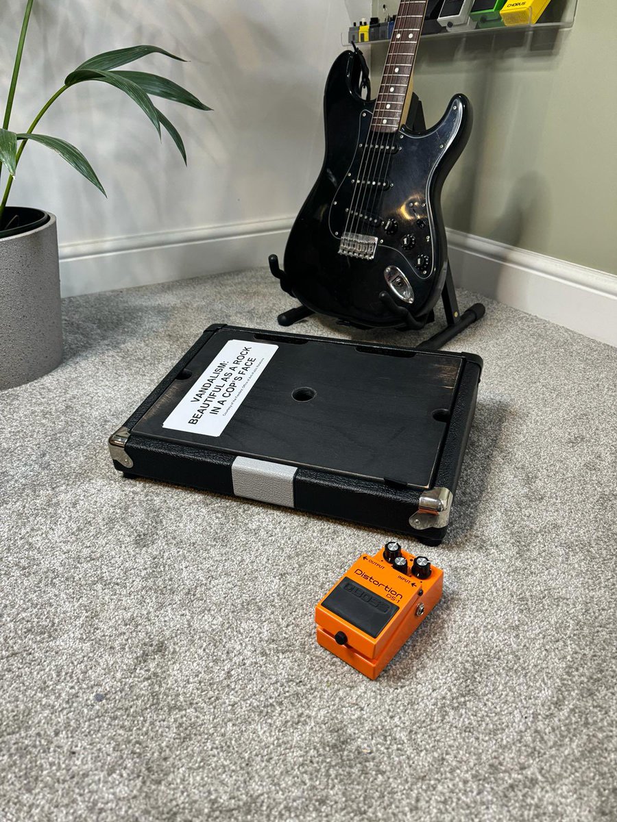 stringracks's tweet image. To commemorate the great @kurtcobain @pedalboards