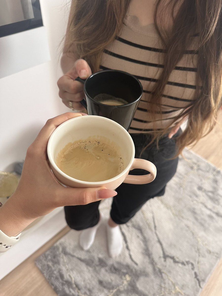 evcawolfCZ's tweet photo. GM to everyone here on Sunday🖤😘☕️ https://t.co/qFTvJzLgsN