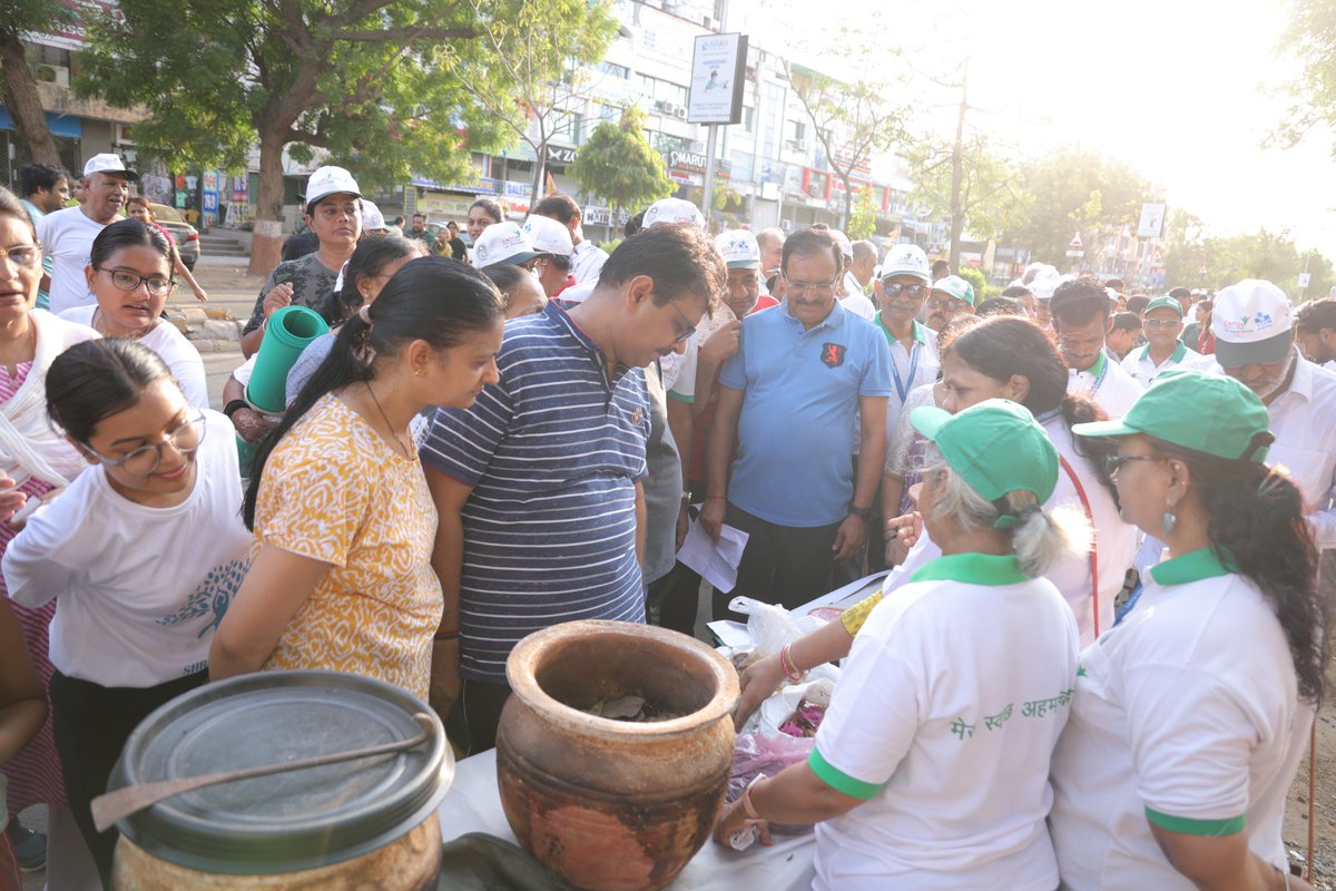 AmdavadAMC's tweet photo. ઝીરો વેસ્ટ મેળામાં ઘરોમાંથી રોજેરોજ ઉત્પન્ન થતાં શાકભાજીના છોતરાં, ફળોની છાલ,  ચા ની ભૂકી અને બગીચાનો નાનો ગ્રીન વેસ્ટમાંથી ખાતર બનાવવા અને 
(1/2)

#amc #amcforpeople #RRR #smartstreet #swachhbharatmissionurban #swachhsurvekshan2024 #cleanamdavad #zerowaste #municipalcorporation https://t.co/4HpFFLu25Y