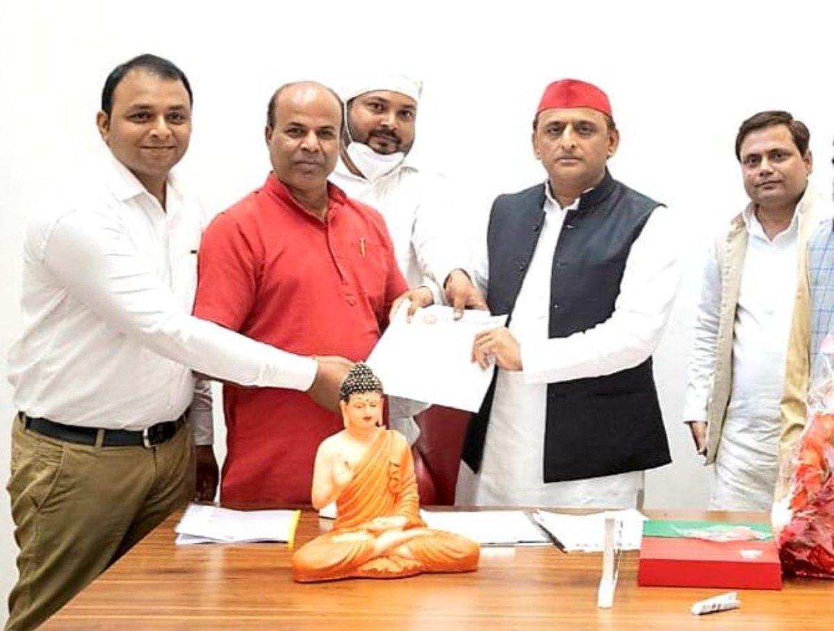 समाजवादी पार्टी लगातार अनुदेशकों बीपीएडी डिग्री धारक शिक्षा मित्रों आदि नवजवानों का मुद्दा उठाती रही है !! 
समाजवादी पार्टी ने ही अनुदेशकों के भत्ते को बढ़ा कर 7000सात हज़ार से बढ़ा कर अठारह हज़ार 18000 कर दिया था जिस फ़ैसले को भाजपा सरकार ने पलट दिया !! 
समाजवादी पार्टी संसद से