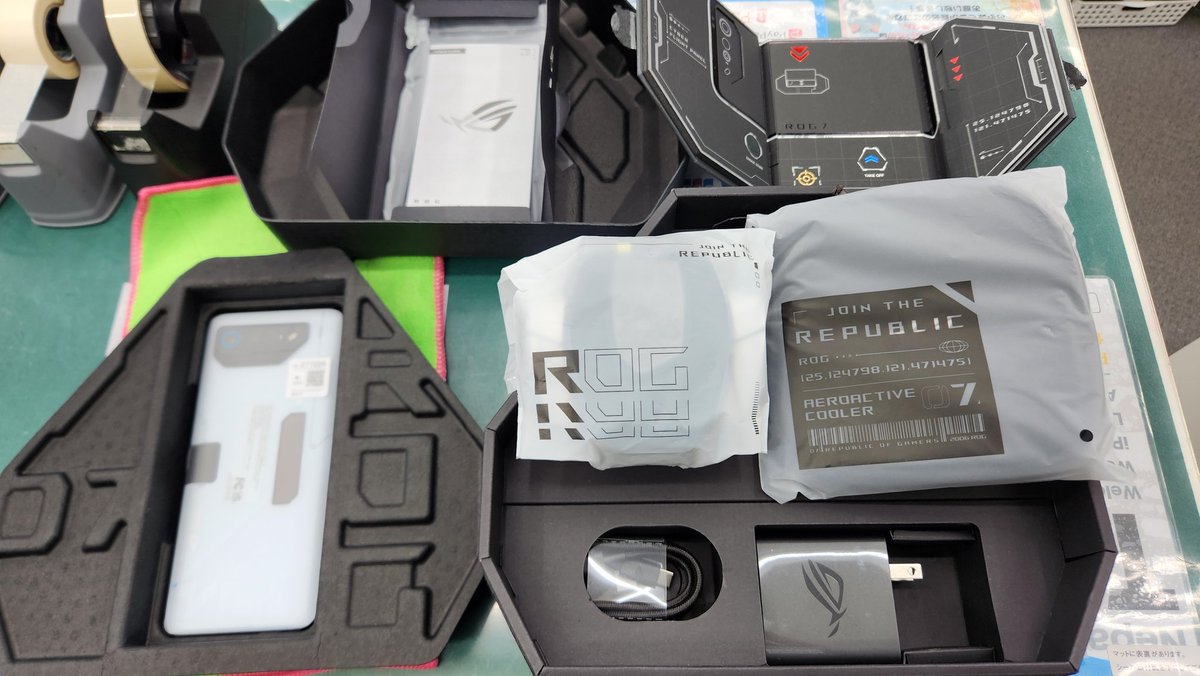 iosys_tenjin's tweet photo. 🍙 特報 🍙
Aランク
ASUS ROG Phone7 Ultimate ストームホワイト
【RAM16GB/ROM512GB 国内版 SIMフリー】
ゲーミングおにぎり🍙入荷しました!!
なんと付属品全部ついてます!!
AeroActive Cooler 7 で快適なゲームライフをあなたにお届けします!By🍙
#イオシス天神 #ROG #Phone7 #Ultimate https://t.co/ODW6y7b1Yz