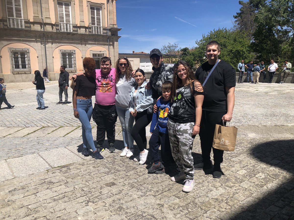 Hace unos días disfrutamos de un precioso día en Segovia y La Granja de San Ildefonso con alumnos de todas nuestras enseñanzas. Fue otro de nuestros encuentros de fomento de la convivencia en el que disfrutamos mucho de estar todos juntos y de la naturaleza 🥰🥰🌳🌼 #Segovia