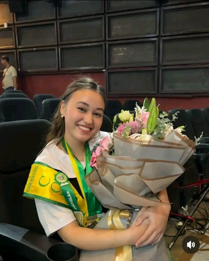mrpeace2020's tweet photo. Mga Ka-Peacers at Ka-Legit Dabarkads!

Ang ating Legit Dabarkads at  bunso ng #EATBULAGA na si Carren Eistrup graduate na sa G10 with honors pa!💖🏅🥇

Congratulations Carren!🎉💖💐

📷: Carren Eistrup IG Account

#LegitDabarkads
#CarrenEistrup
#MovingUpCeremony
#MrPeaceUpdates https://t.co/XuCP6kfyO4