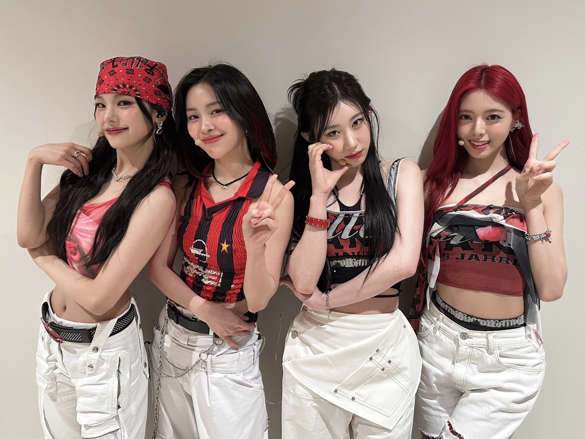 [ #KWAVE콘서트인기가요 ]
K-WAVE를 타고 도착한 ITZY🌊
MIDZY를 보는 심장은 faster and faster💓

ITZY surf, surfs to K-WAVE 🌊
MIDZY! You make our heart beat faster &amp; faster 💓

#ITZY #MIDZY <a href="/ITZYofficial/">ITZY</a>
#ITZY_BORNTOBE
#ITZY_UNTOUCHABLE
#KWAVECONCERT #Inkigayo