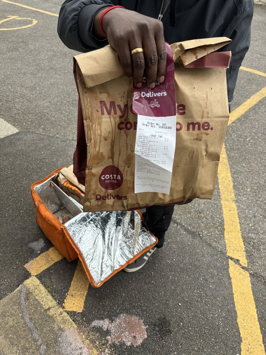 FraserStainton's tweet photo. @JustEatUK please could you explain why a spilt delivery with 4 empty drinks leaking out the bags warrants no compensation or refund… shocking customer service! https://t.co/ewvnuGDFPE