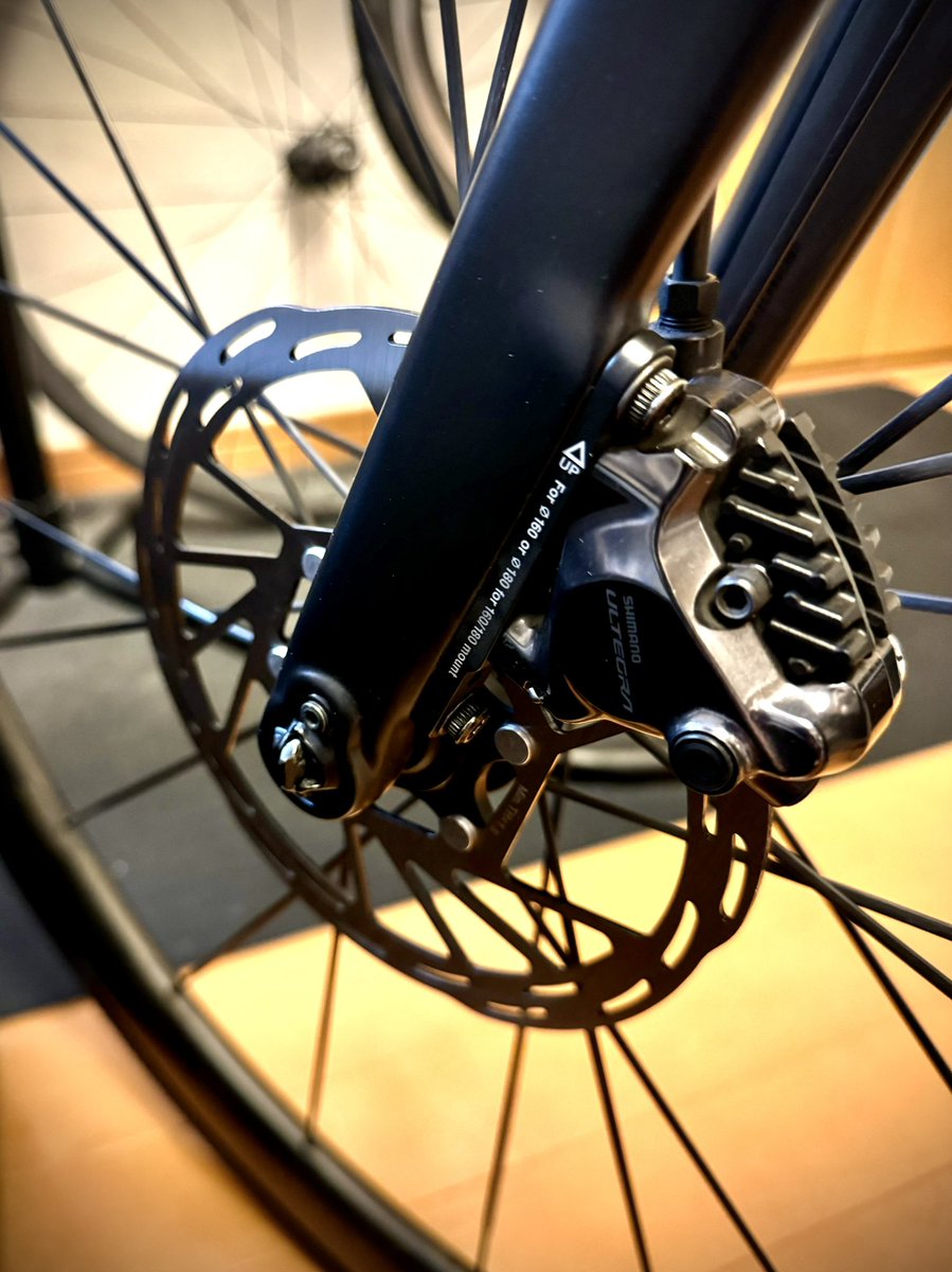 amem1357's tweet photo. フリーのグリスアップついでにディスクローター(IIIPRO)の交換🔁🧰
MT-800よりちょい重め。
思いのほかセンター出しに時間が掛かってしまった😆
なかなかスタイリッシュ👍
実走は次週末までお預けかな(*´꒳`*)
#IIIPRO
#JROAD https://t.co/k3xLqvvlon