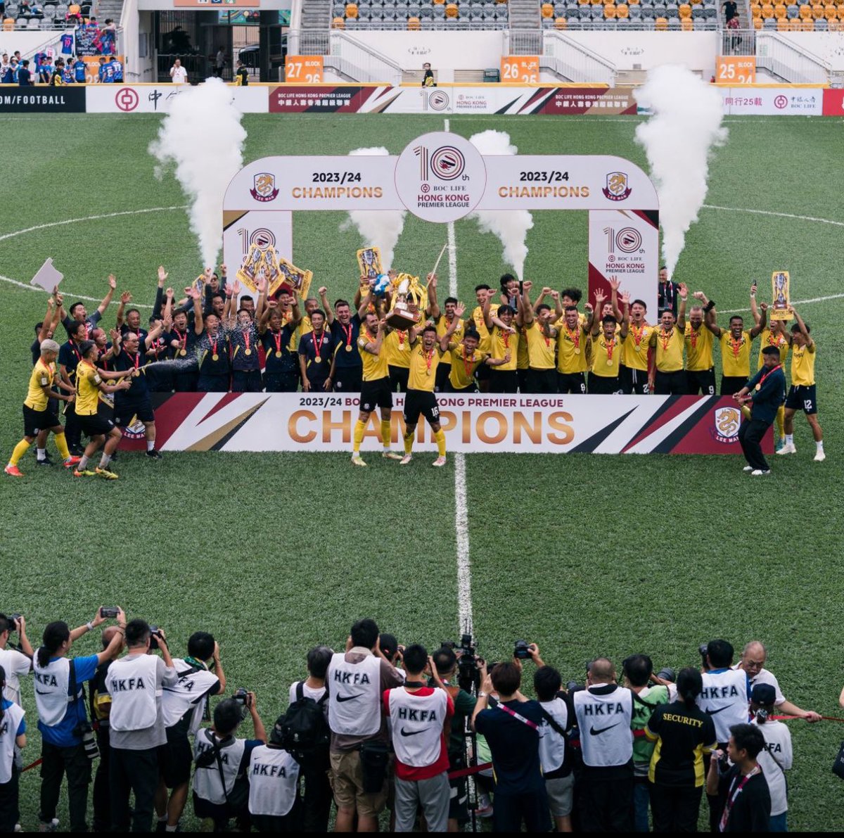 _DB7K's tweet photo. Lee Man FC 2023/24 season is complete ⚽️🏆

#HKPL champions 
#ACL 2 qualification 
Asian Football Confederation (AFC)  
#Invincibles #unbeaten 

Now the real work begins , the motivation has been clear , now the discipline will define our progress on the big stage ! https://t.co/Ghn1voOssZ
