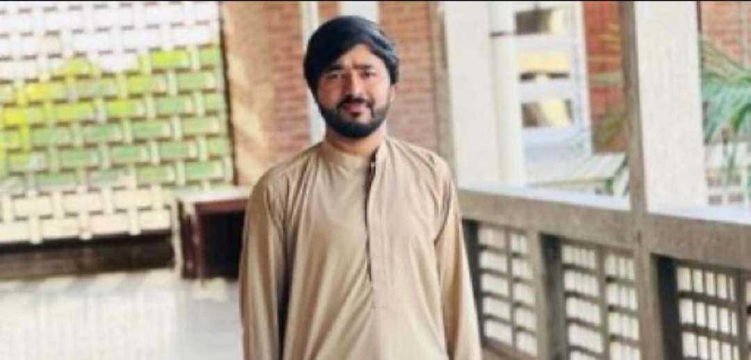 Manzbaloch1's tweet photo. بلوچ طلباء کی جبری گمشدگیوں میں شدت لائی گئی ہے۔ بھاولپور یونیورسٹی سے گولڈ میڈلسٹ حنیف بلوچ کو ان کے آبائی علاقے بارکھان سے جبری طور پر گمشدہ کیا گیا ہے 

⁦#SaveBalochStudents⁩
⁦#EndEnforcedDisappearances https://t.co/bKAjsDONr9