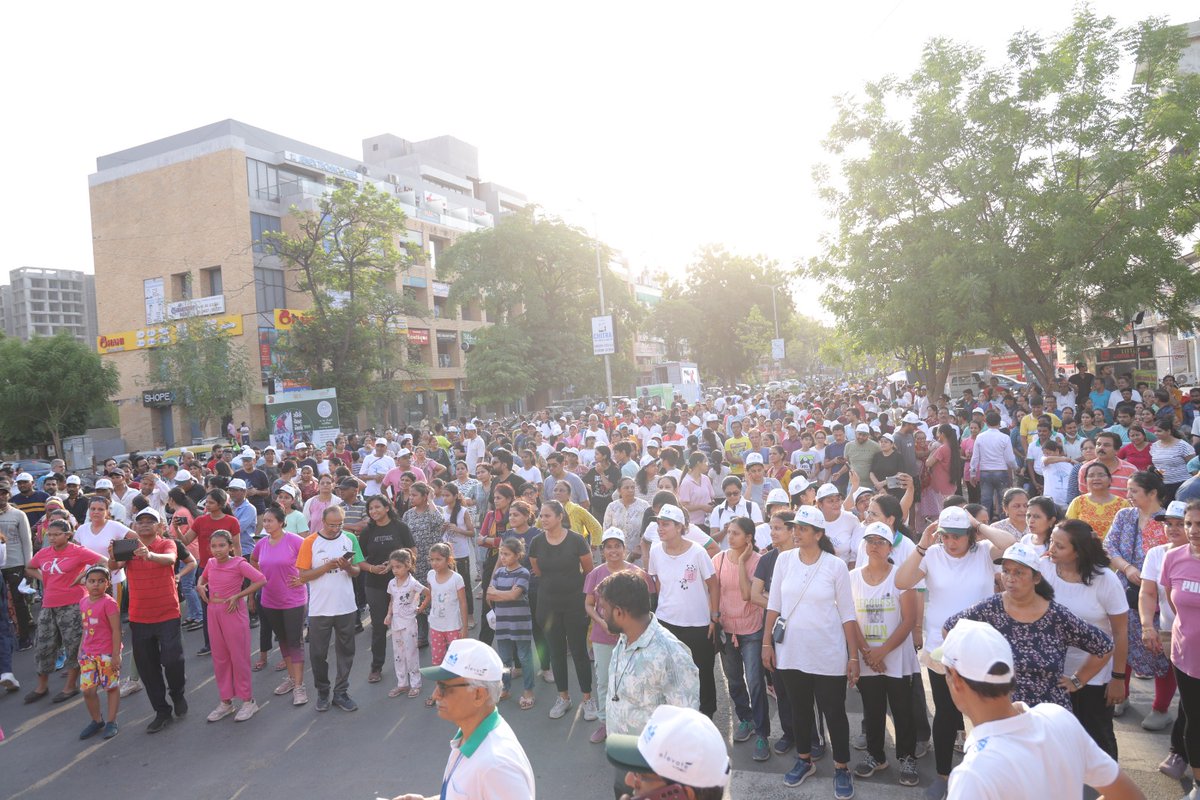 AmdavadAMC's tweet photo. મારું શહેર, મારું ગૌરવ  અભિયાન હેઠળ આજ રોજ તા.9/6/2024 ના રોજ પશ્ચિમ ઝોનનાં ચાંદખેડા વોર્ડ ખાતે સોલિડ વેસ્ટ મેનેજમેન્ટ વિભાગ દ્વારા
(1/2)

#amc #amcforpeople #RRR #smartstreet #swachhbharatmissionurban #swachhsurvekshan2024 #cleanamdavad #zerowaste #municipalcorporation https://t.co/LONSmR0A98
