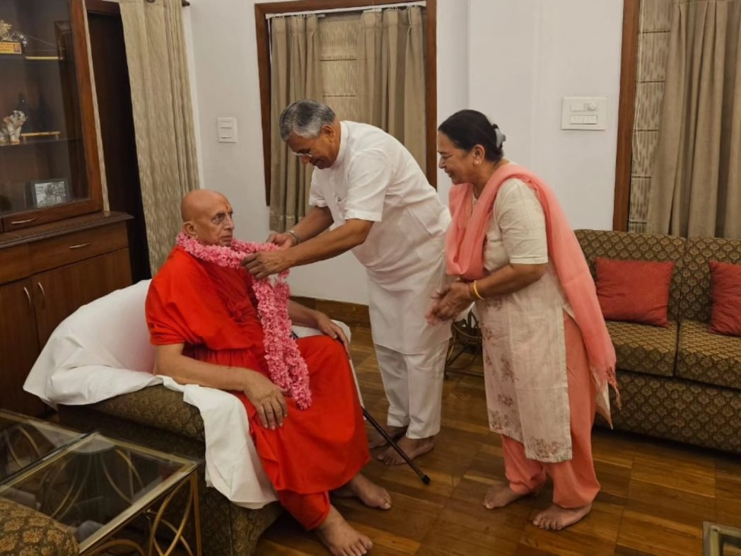 asst_media's tweet photo. पाली सांसद श्री पीपी चौधरी ने अपने दिल्ली स्थित आवास पर अनंत श्री सुखराम जी रामसनेही संप्रदाय श्री राम धाम राम चौकी बिराई जोधपुर के महंत सतगुरु स्वामी श्री सुंदर दास जी महाराज को आमंत्रित कर सपत्नी सतगुरु जी महाराज को माल्यार्पण कर शाल ओढ़ाकर ,दर्शन लाभ एवं आशीर्वाद प्राप्त किया। https://t.co/cRwEfzKhS7