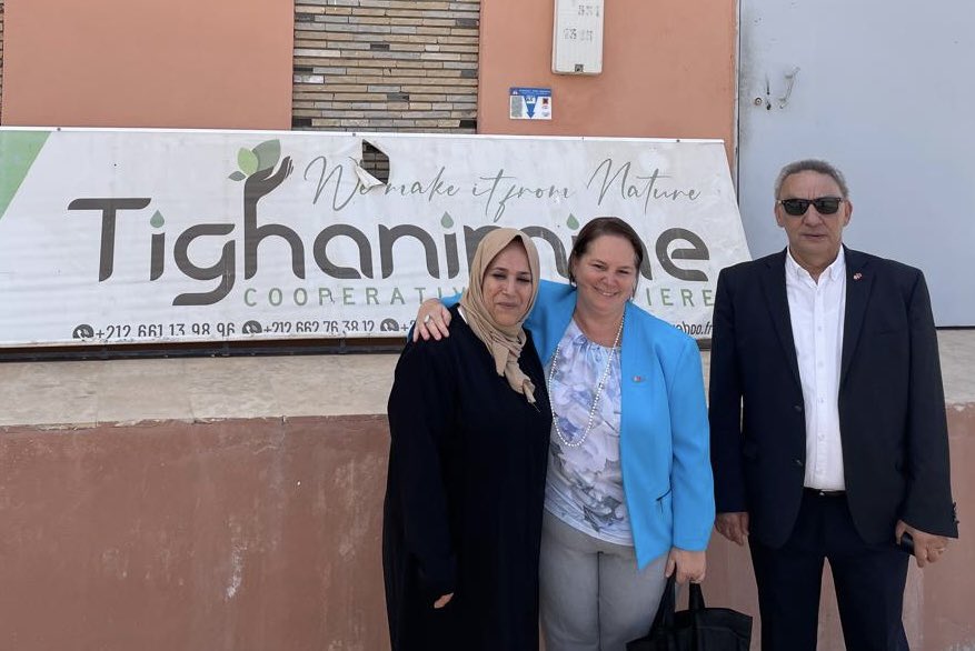 IsabelleValois6's tweet photo. Belle rencontre avec Mme Nadia qui gère la cooperative d’#Argan de Tighanimime en un partenaire de notre projet #Refam 🇨🇦avec l’@AndzoaC https://t.co/grY3Oe3UKN