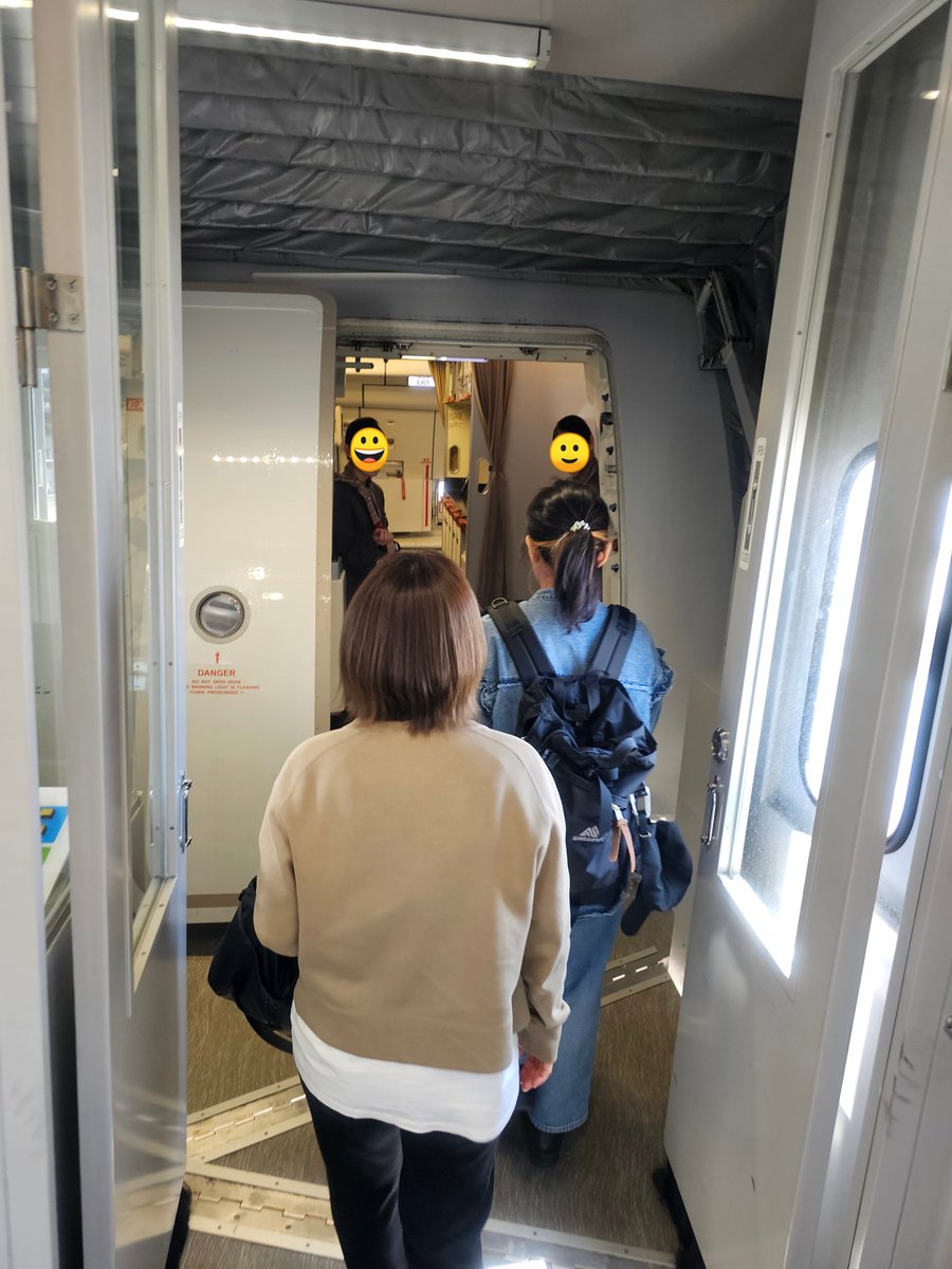 Spa_Shrine's tweet image. ANAラウンジを後にして搭乗です

今回はアシアナ航空でユナイテッドの5000マイルで いつもの？ 弾丸旅の始まりです

通路側ですが最前列をゲットして機内食を頂きました

#関西空港
#アシアナ航空
#A333
#UAマイル 
#5000マイル