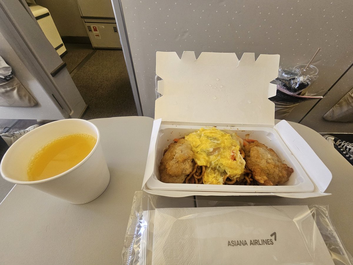 Spa_Shrine's tweet image. ANAラウンジを後にして搭乗です

今回はアシアナ航空でユナイテッドの5000マイルで いつもの？ 弾丸旅の始まりです

通路側ですが最前列をゲットして機内食を頂きました

#関西空港
#アシアナ航空
#A333
#UAマイル 
#5000マイル