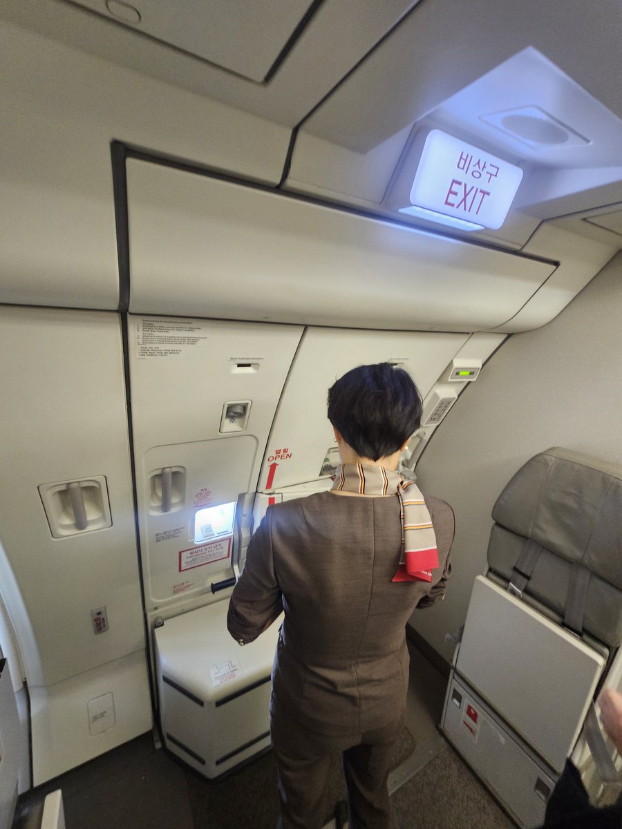 Spa_Shrine's tweet image. ANAラウンジを後にして搭乗です

今回はアシアナ航空でユナイテッドの5000マイルで いつもの？ 弾丸旅の始まりです

通路側ですが最前列をゲットして機内食を頂きました

#関西空港
#アシアナ航空
#A333
#UAマイル 
#5000マイル