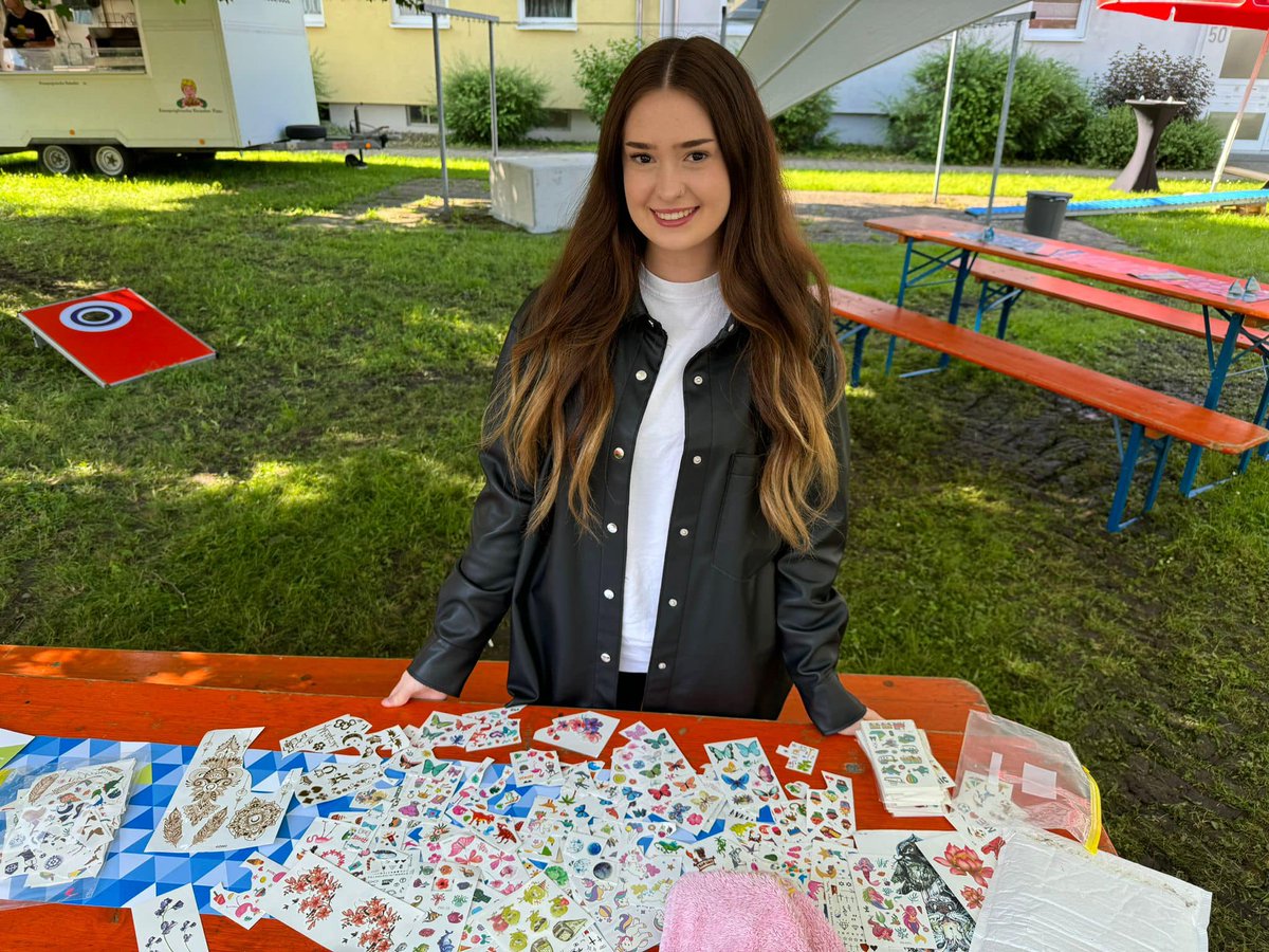 WildEmotionUlm's tweet photo. Die #GWO feiert dieses Jahr ihr 75-jähriges #Jubiläum 
Heute lädt die GWO deren Mieter zum #Mieterfest nach #Laupheim ein 📷
Unsere #Hostessen sind für den #Einlass, die #Fotobox sowie das #Kinderprogramm zuständig &amp; sorgen vor Ort für einen reibungslosen #Ablauf https://t.co/jBbrSBGf0c