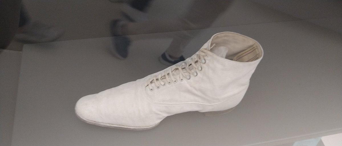 LukaszJachimiak's tweet photo. #Podobno w takich butach Iga Świątek pójdzie dziś na sesję 📸 z 🏆 za wygranie #RolandGarros
A tak na serio, to są męskie buty z Rolanda z 1908 roku. Takie rzeczy można zobaczyć w Tenniseum pod Court Philippe-Chatrier. https://t.co/URulR1rFIw