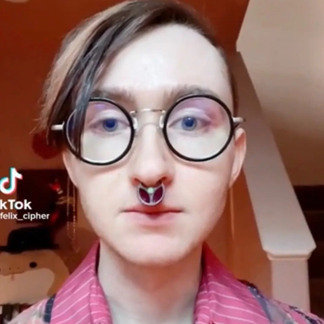 YOU KNOW WHO THIS BITCH LOOK LIKE LOWKEY....