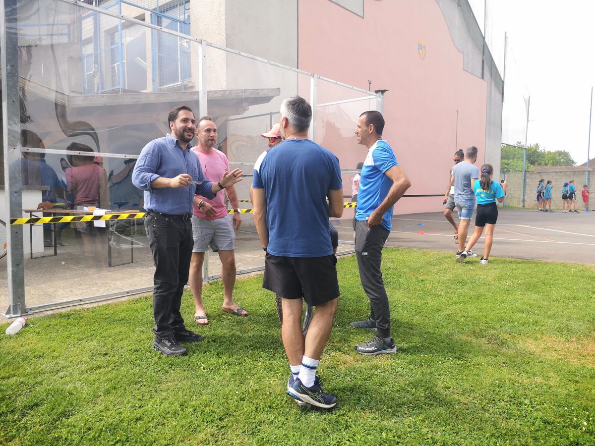 MenetOfficiel's tweet photo. Hier une trés belle journée "Terre de Jeux" avec les clubs sportifs de la ville au Stade Ménoni. Beaucoup de monde et de bonne humeur. Vic à fêté les #JeuxOlympiques à sa manière. https://t.co/4XMUzIRgJw