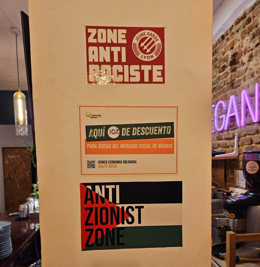 JoopSoesan's tweet photo. Joden niet gewenst:
Het veganistische restaurant Oveja Negra in Madrid, Spanje , plaatste een bord bij de ingang met de tekst "ANTI-ZIONISTISCHE ZONE" tegen de achtergrond van de Palestijnse vlag https://t.co/U708fdCBHa https://t.co/G2jXb64jzW