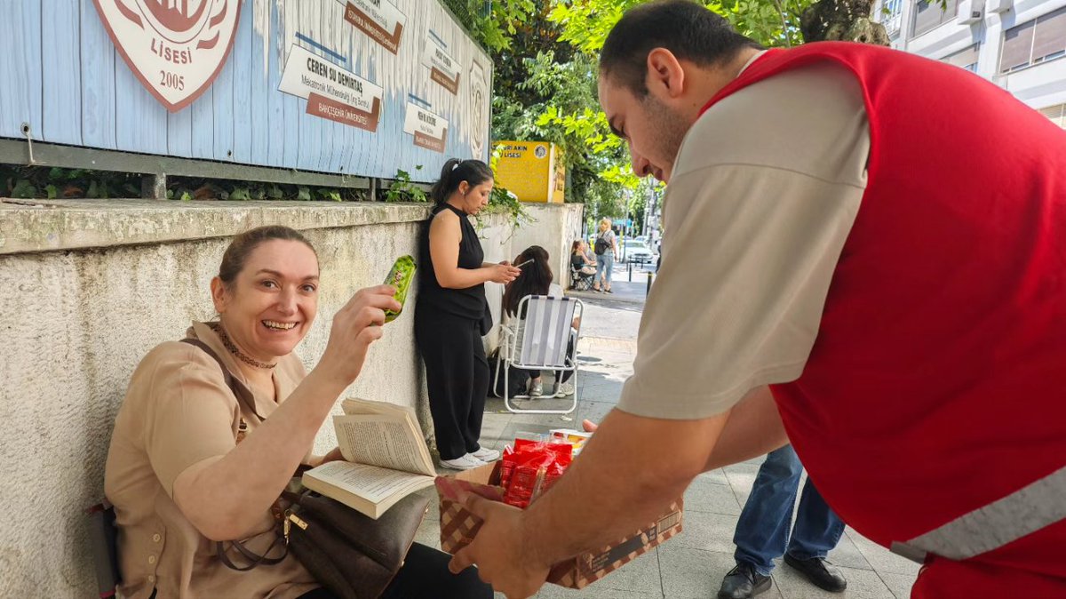 Genç Kızılay Şişli olarak Maçka Akif Tuncel Mesleki ve Teknik Anadolu Lisesinde, YKS sınavına girecek öğrenciler ve ailelerine destek amacıyla ikram aracı kurduk. 🌙☺️

#daimahazır