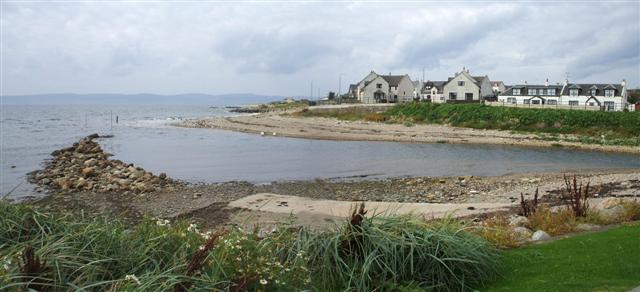 Blackwaterfoot is small village with a harbour overlooking Drumadoon Bay. The beach is a large flat sandy beach and is popular for horse riding.

coastradar.com/places/united-…

#arranbeaches #ukbeaches