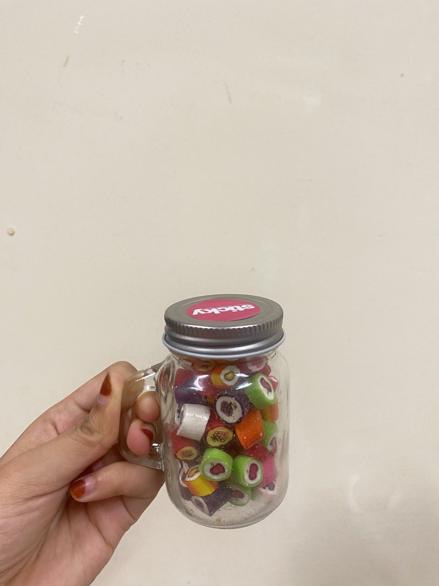 Mirahshare's tweet photo. CHILDHOOD MEMORIES !! 😍💋

dulu kecil2 selalu suruh mak belikan coklat ni , sbb sedap and corak dia menarik 🥹

awal2 makan tu sedap manis lama2 dia datang rasa masam, memang addicted teruk weh 😭💗

korang wajib try !! 

🛍️ https://t.co/9XpB436iRA https://t.co/xQGQTwgp4D