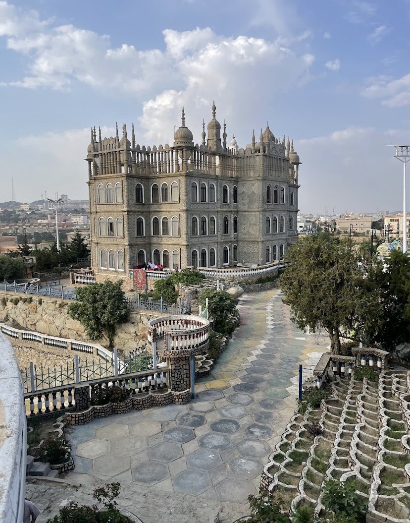 قصر المقر الأثري بـ #النماص 🌲قصر تاريخي فيه مخطوطات قديمة وقطع أثرية، إطلالته حلوه ينفع تاخذ صورة للذكرى. 
تقييم الزوار:3.7⭐️

#ماب_السعودية 
الموقع:
maps.app.goo.gl/uK6wDvRN3onzMb…