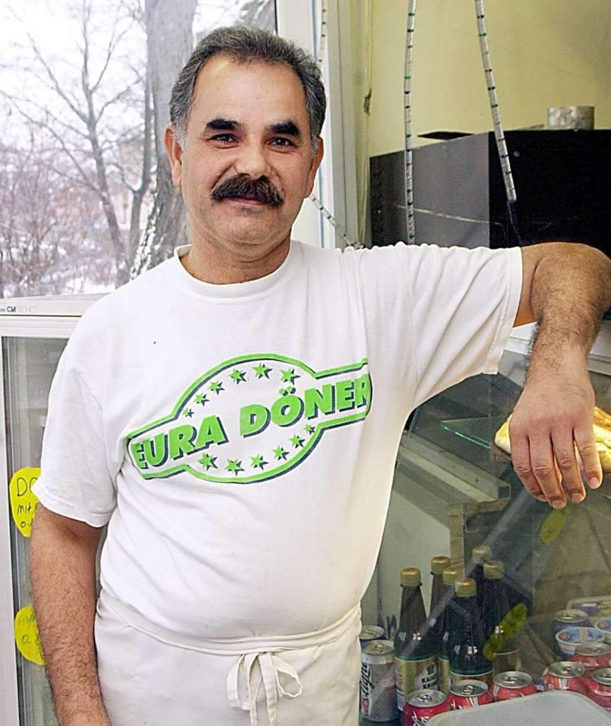 Wir klagen um İsmail Yaşar, der heute vor 19 Jahren in #Nürnberg vom NSU ermordet wurde. Er war 1978 mit 23 Jahren nach Deutschland gekommen. Gegenüber einer Schule in der Nürnberger Scharrerstraße betrieb İsmail Yaşar einen Dönerimbiss. 1/5