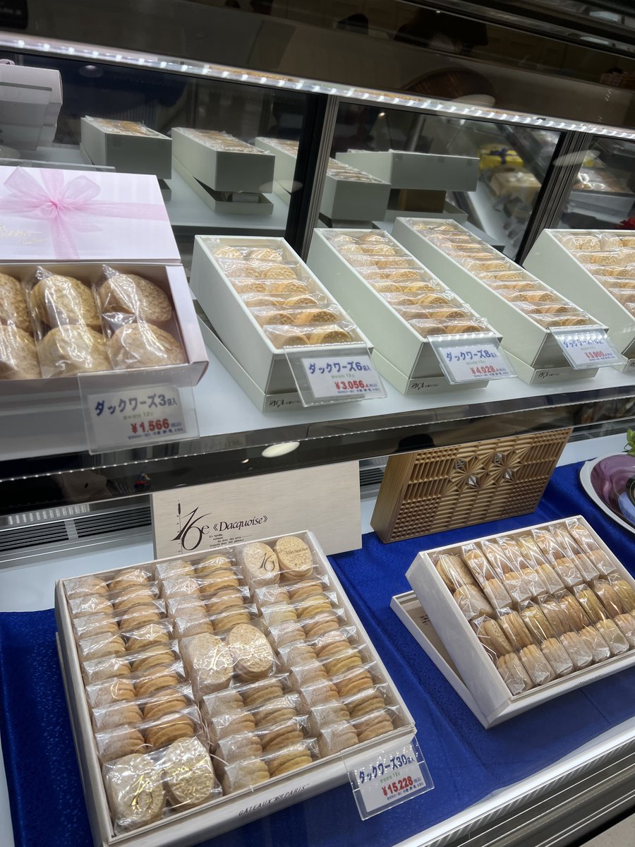 naaakooo000's tweet photo. 【フランス菓子 16区】
ダックワーズ発祥のお店。プチガトーは『タルトレット　シングウ』。瑞々しくてジューシーなブラッドオレンジと中のとろっとしたクリームとパイ生地がバランスが完成すぎた🌿 https://t.co/NxxroyTrNs