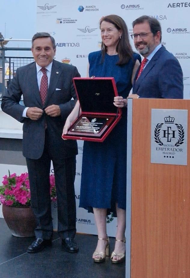 aena's tweet photo. 🏆 La directora general de Aeropuertos de Aena, Elena Mayoral, recibe el premio "Ingeniero del año 2024" otorgado por el Colegio Oficial de Ingenieros Aeronáuticos de España @COIAE, de manos de José Manuel Hesse, decano del Colegio, y Javier Gándara, Ingeniero del Año 2023 https://t.co/NGTsT1TX5F