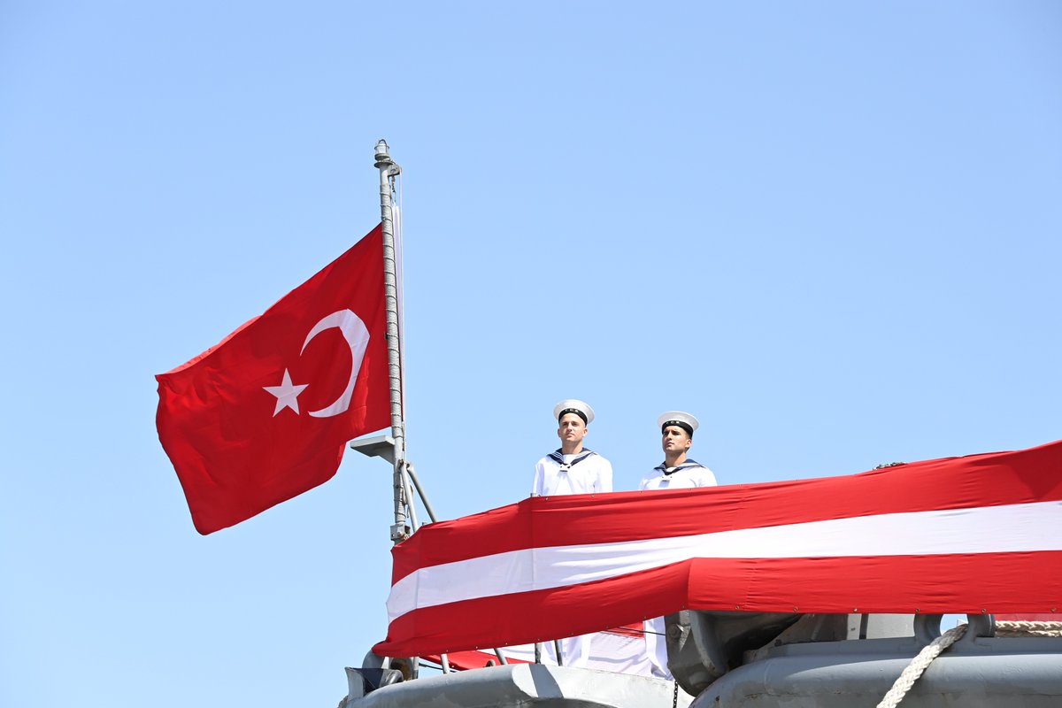 tcsavunma's tweet photo. TCG CEZAYİRLİ GAZİ HASAN PAŞA hizmet dışına ayrılarak Münfesih Gemi statüsüne alındı. Hizmet dışına ayrılış töreni 5 Haziran 2024 tarihinde Tuzla/İstanbul’da bulunan Deniz Harp Okulunun dış limanında gerçekleştirildi. Törene Deniz Eğitim ve Öğretim Komutanı Tümamiral Erhan Aydın ve gemide geçmiş yıllarda görev yapan personel katıldı.

#MillîSavunmaBakanlığı