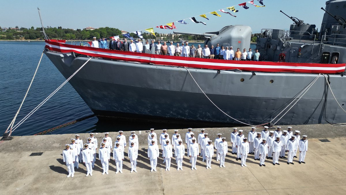 tcsavunma's tweet photo. TCG CEZAYİRLİ GAZİ HASAN PAŞA hizmet dışına ayrılarak Münfesih Gemi statüsüne alındı. Hizmet dışına ayrılış töreni 5 Haziran 2024 tarihinde Tuzla/İstanbul’da bulunan Deniz Harp Okulunun dış limanında gerçekleştirildi. Törene Deniz Eğitim ve Öğretim Komutanı Tümamiral Erhan Aydın ve gemide geçmiş yıllarda görev yapan personel katıldı.

#MillîSavunmaBakanlığı