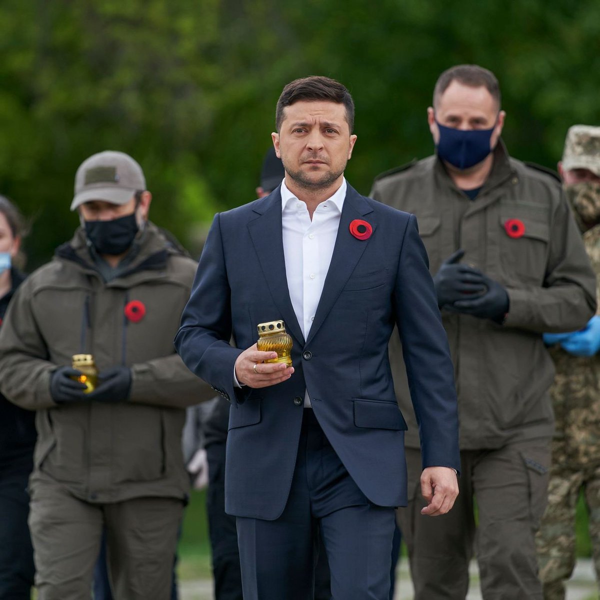 Pascal_Laurent_'s tweet photo. 🇫🇷 🇺🇸 🇺🇦 ZELENSKY ET LES BANQUIERS VOLEURS, L'ARNAQUE  CONTINUE !
La France et les États-Unis entendent travailler ensemble pour remettre à Kiev les revenus tirés des avoirs russes gelés dans les pays occidentaux, indique la Feuille de route franco-américaine adoptée à l’issue de la rencontre à l’Élysée entre les présidents des deux pays, Emmanuel Macron et Joe Biden.
Les deux présidents s’engagent à soutenir les efforts déployés dans le cadre de l’Union européenne (UE) et du Groupe des sept (G7) pour faire bénéficier l’Ukraine des profits considérables provenant des avoirs souverains russes immobilisés, conformément au droit international et à leurs systèmes juridiques et processus de décision respectifs.