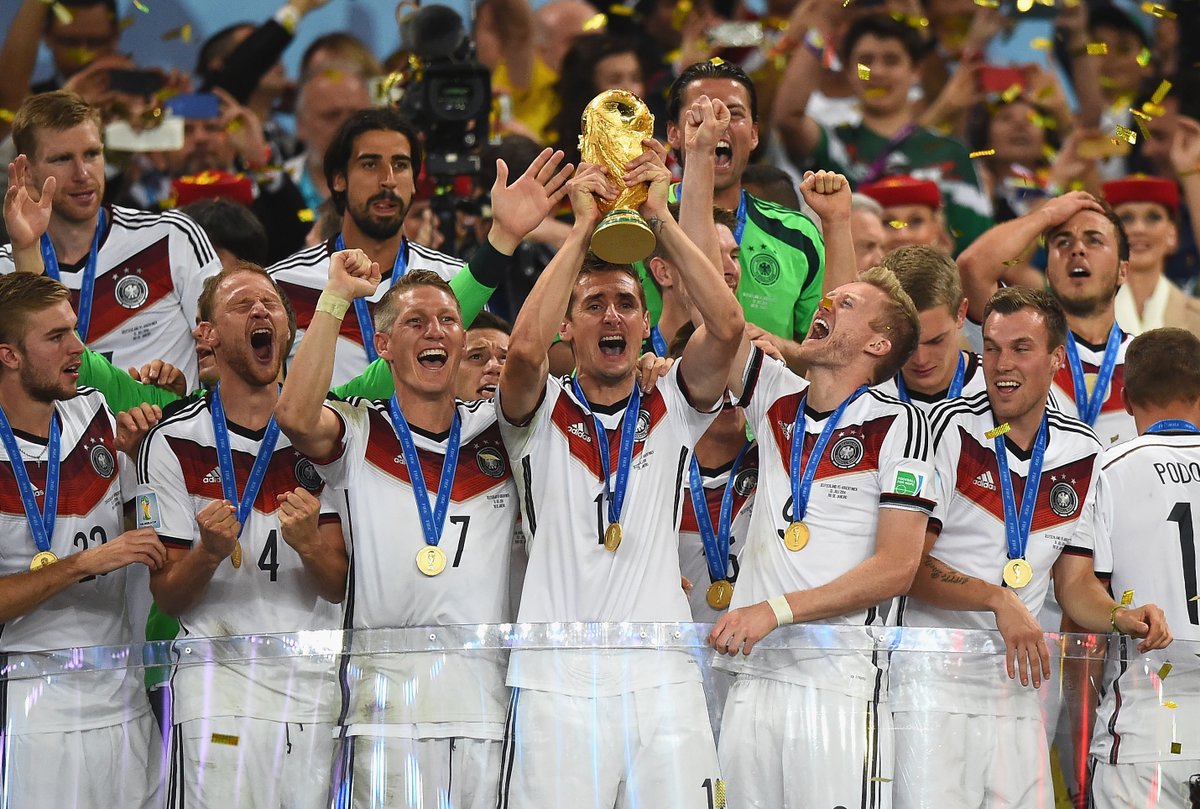 DFB_Team's tweet photo. 4️⃣6️⃣ Alles Gute zum Geburtstag, Miroslav #Klose! 🎉

🏆 Weltmeister 2014
🥇 WM-Rekordtorschütze https://t.co/X2RdlIqi7z