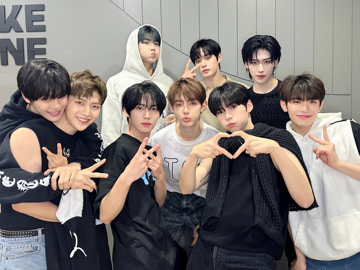 nootwookay's tweet photo. this is probably one of their best group photos ever 😭 https://t.co/w7d7uhhODR