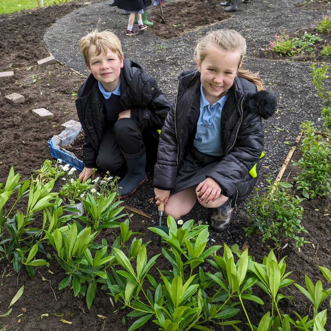EastCheshireNHS's tweet photo. 🌻 A big thank you to local pupils who have been supporting with the Wellbeing Garden at Congleton War Memorial Hospital!

The garden is being created to provide a welcoming, tranquil new green space for patients, visitors and staff. https://t.co/CzLzTTp2qq
