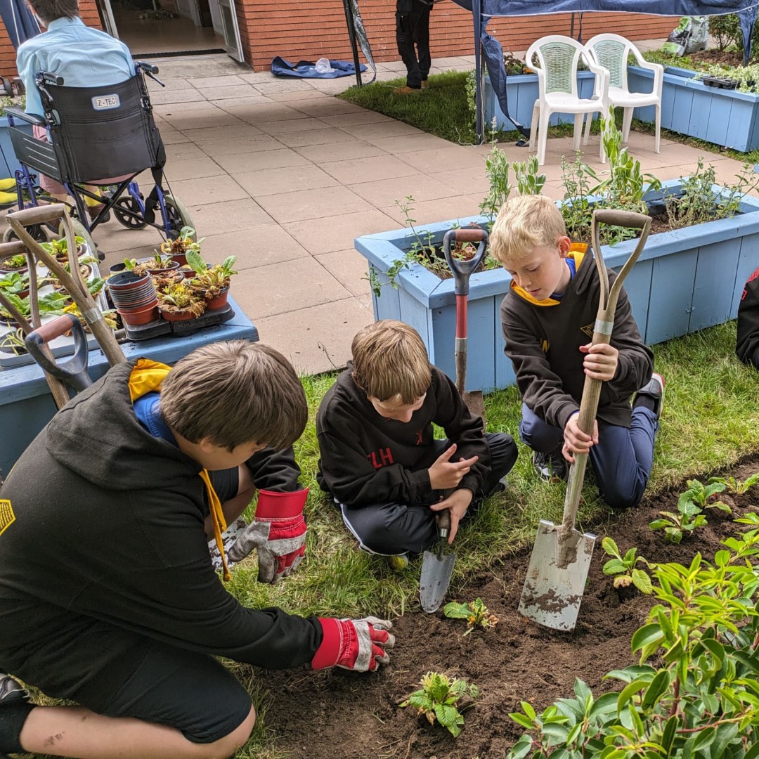 🌻 A big thank you to local pupils who have been supporting with the Wellbeing Garden at Congleton War Memorial Hospital!

The garden is being created to provide a welcoming, tranquil new green space for patients, visitors and staff.