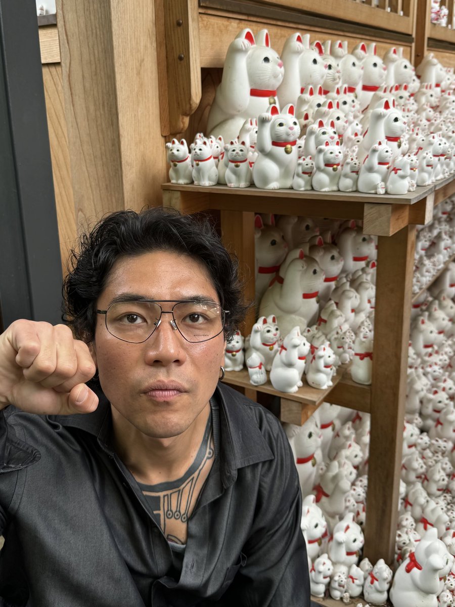doppidhiro's tweet photo. 本当は湘南の方に行く予定だったけど天気予報見てキャンセル。
「猫の寺」行きたいという事で予めアレルギー抑止薬飲んどいたけど、招き猫ねw
チクトクで有名らしい

何か良き運気を招けますように❤️✊😸
今夜21時から配信してます⤵︎
https://t.co/Z98hnbWolu https://t.co/nPYR9IXQUD