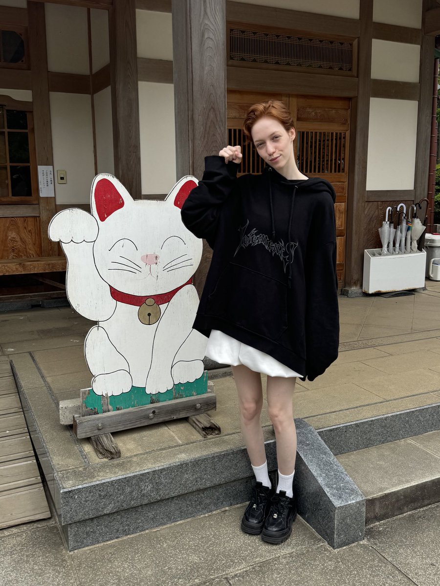 doppidhiro's tweet photo. 本当は湘南の方に行く予定だったけど天気予報見てキャンセル。
「猫の寺」行きたいという事で予めアレルギー抑止薬飲んどいたけど、招き猫ねw
チクトクで有名らしい

何か良き運気を招けますように❤️✊😸
今夜21時から配信してます⤵︎
https://t.co/Z98hnbWolu https://t.co/nPYR9IXQUD