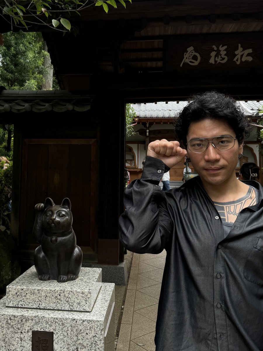 doppidhiro's tweet photo. 本当は湘南の方に行く予定だったけど天気予報見てキャンセル。
「猫の寺」行きたいという事で予めアレルギー抑止薬飲んどいたけど、招き猫ねw
チクトクで有名らしい

何か良き運気を招けますように❤️✊😸
今夜21時から配信してます⤵︎
https://t.co/Z98hnbWolu https://t.co/nPYR9IXQUD