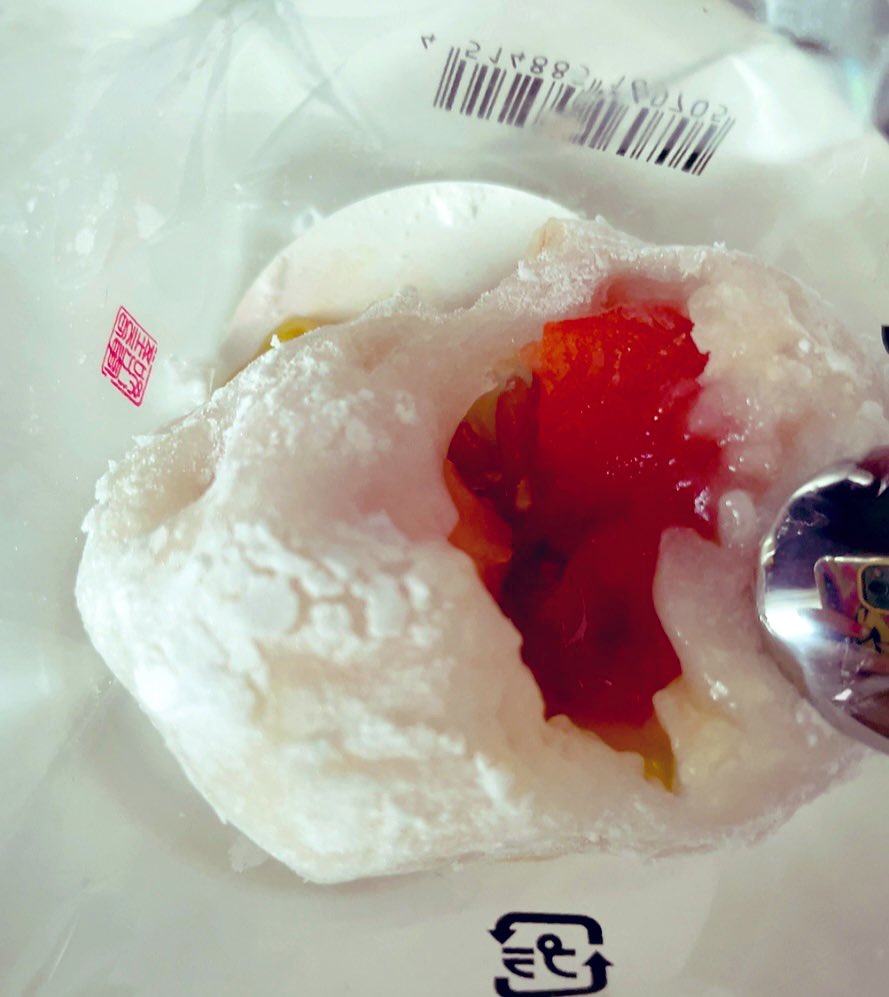 chiekokinbara's tweet photo. 空港でお土産買っておつかれハイボール😉
朝食べた塩トマト大福、食べたことな〜いって感情が湧いた大福でした😆 https://t.co/JLrVtj1q2R