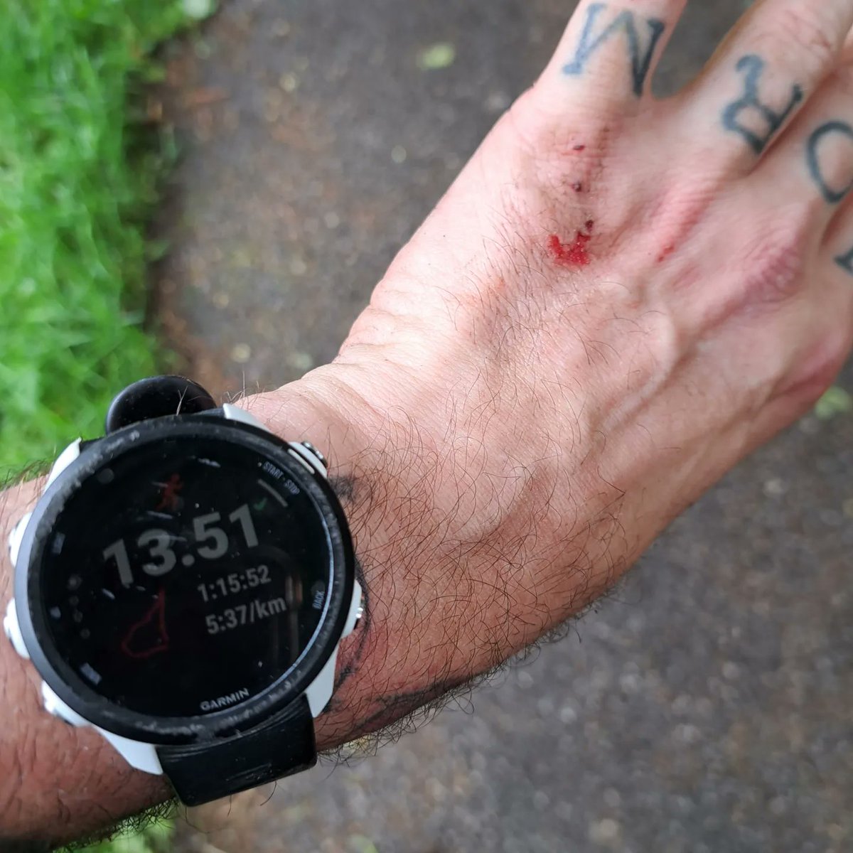 Cakesniffer77's tweet photo. Well that was an enjoyable #virtualrunclub in the rain and sun...until the last 500m! Some hyper prick stepped out in front of me, after he saw me coming, which caused me to stack it inches from the canal. I honestly thought I was going in on my way down. @runningpunks 1/2 https://t.co/EPvaqo3zrP