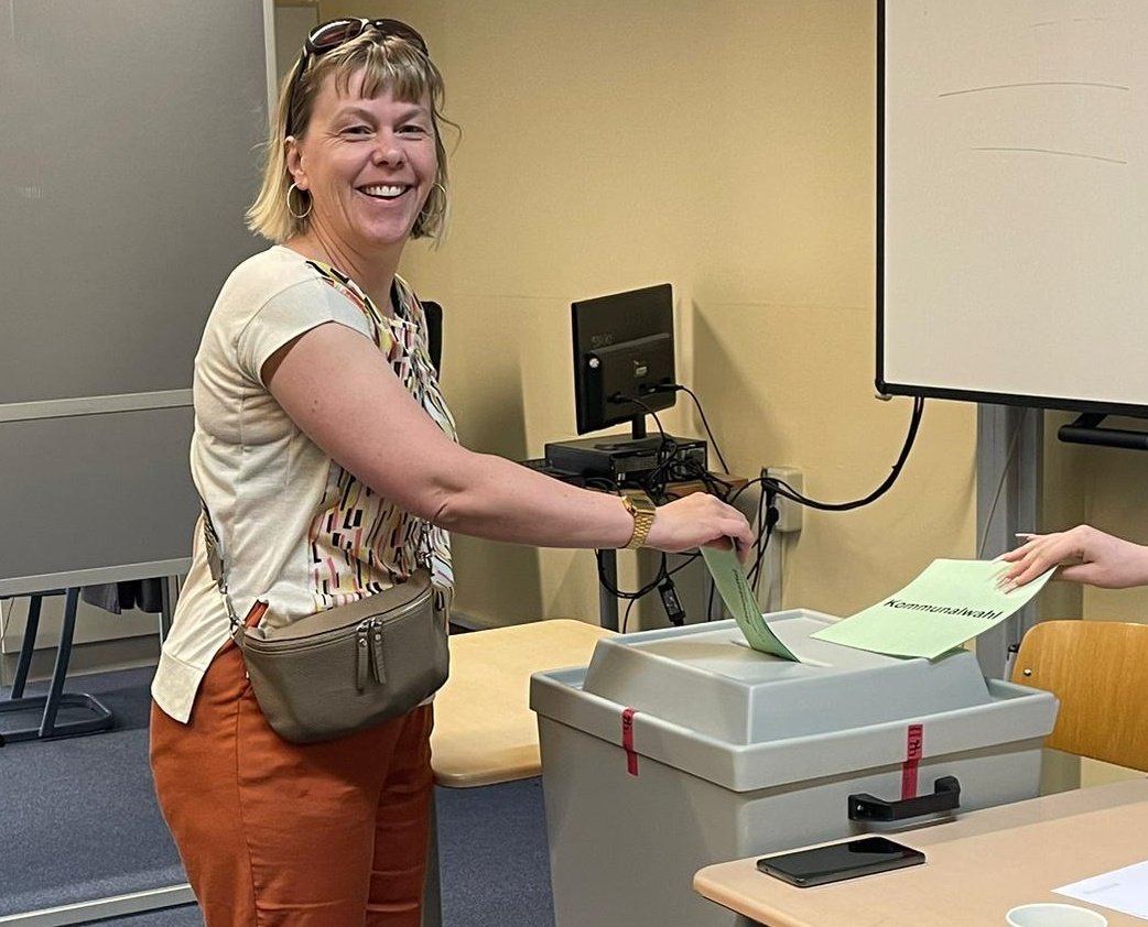 Julia Mayer-Buch (@jmayerbuch) on Twitter photo Mein Urnengang im WB02 ist erfolgt. Ich hoffe, dass es eine ordentliche Wahlbeteiligung geben wird. Wünsche allen einen angenehmen Wahlsonntag! <a href="/Gruene_MD/">GRÜNE Magdeburg</a> Mein Urnengang im WB02 ist erfolgt. Ich hoffe, dass es eine ordentliche Wahlbeteiligung geben wird. Wünsche allen einen angenehmen Wahlsonntag! <a href="/Gruene_MD/">GRÜNE Magdeburg</a>
