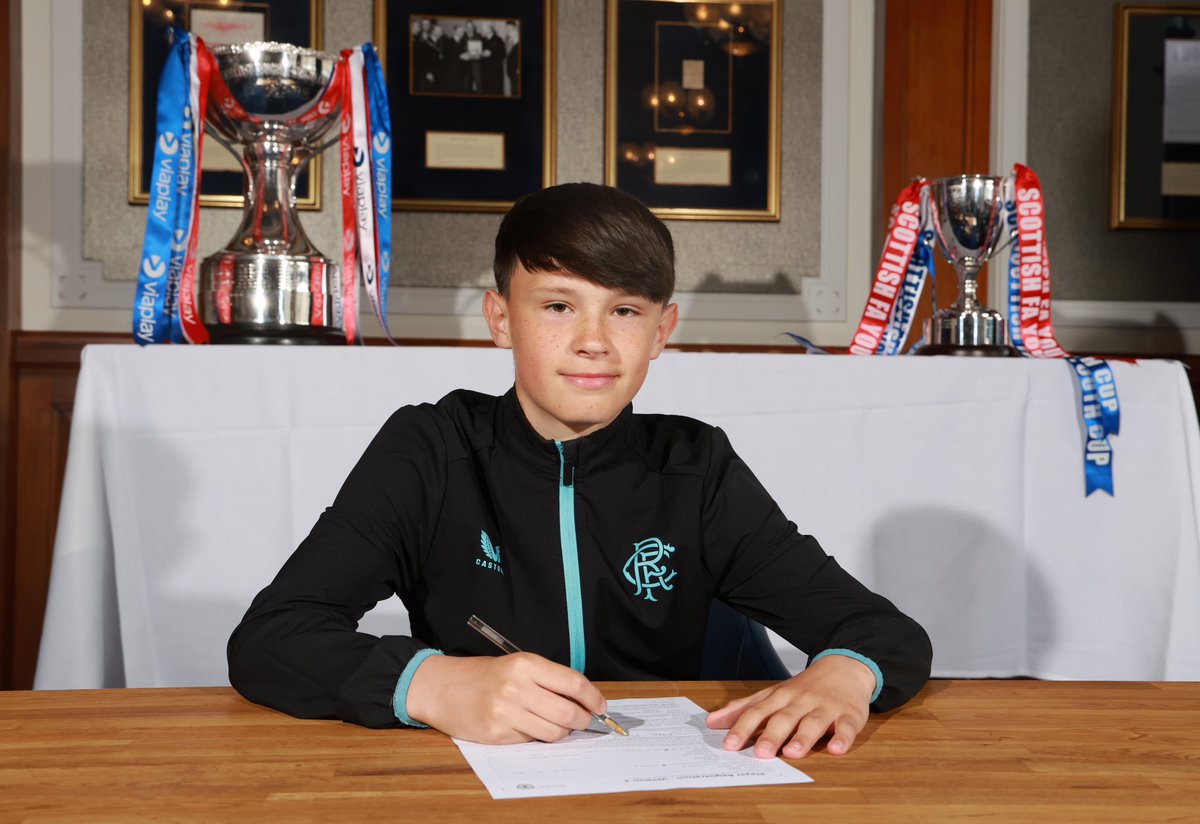 lisbob_1's tweet photo. Munros signs another year for Rangers. #football #RangersFC https://t.co/EoFq1IpoTk
