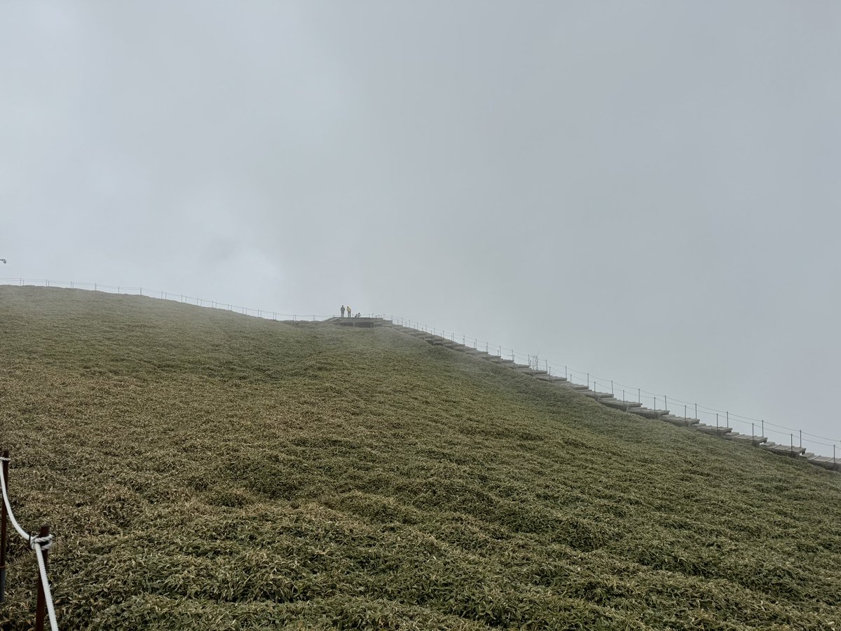 itoaya110's tweet photo. １週間前の事だけど記録として🙏💦
梅雨入り前にもうひと山。先日に続き四国は徳島の剣山へ。西日本で1番高いのが石鎚山で2番目がこの剣山1995m⛰️かなり上まで車で行けて、リフトも使えばあとは１時間程で頂上へ。小２の娘も楽しく歩けるコース😄
がーっ！！頂上付近は真っ白🤣🤣いつかリベンジだ！ https://t.co/TOayJvqDMo