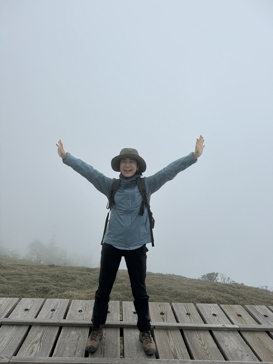 itoaya110's tweet photo. １週間前の事だけど記録として🙏💦
梅雨入り前にもうひと山。先日に続き四国は徳島の剣山へ。西日本で1番高いのが石鎚山で2番目がこの剣山1995m⛰️かなり上まで車で行けて、リフトも使えばあとは１時間程で頂上へ。小２の娘も楽しく歩けるコース😄
がーっ！！頂上付近は真っ白🤣🤣いつかリベンジだ！ https://t.co/TOayJvqDMo