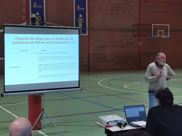 XX Congrteso Internacional de Voleibol. Pabellón Rio Esgueva Valladolid. Presentando el trabajo sobre percepción de la salud mental de los entrenadores y entrenadoras de españoles de voleibol